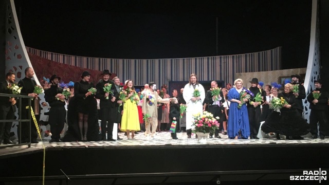 Owacje na stojąco, wzruszenie i śmiech. Wszystko to na sobotniej premierze Pajaców Ruggero Leoncavallo i Gianni Schicchi Giacomo Puccini039ego na scenie Opery na Zamku w Szczecinie.