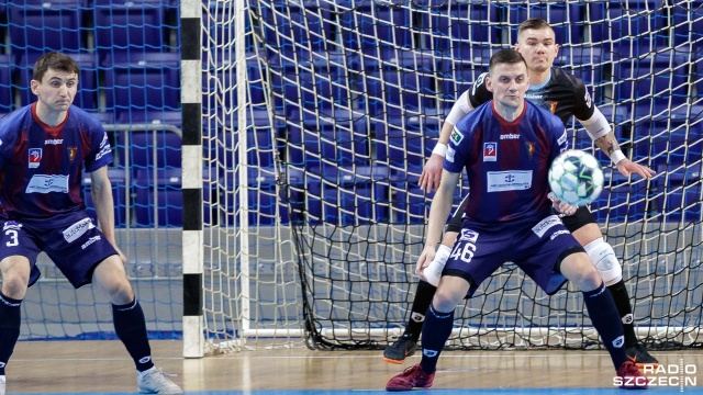 Halowi piłkarze Pogoni 04 ujarzmili Czerwone Diabły w rozgrywkach o mistrzostwo Polski. Szczecinianie pokonali w poniedziałek w Chojnicach tamtejszy Red Devils 4:2 w ekstraklasie futsalu.