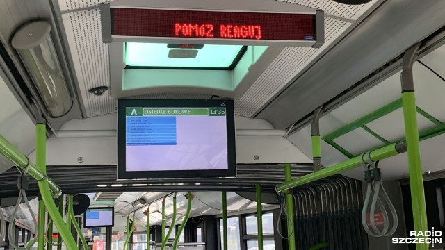Pomóż, reaguj, nie bądź bierny - apel tej treści pojawił się na wyświetlaczach w autobusach Szczecińskiego Przedsiębiorstwa Autobusowego Dąbie. To odpowiedz na piątkowy atak 27-letniego mężczyzny na kierowcę autobusu linii A.