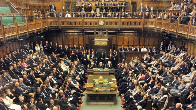 W brytyjskiej Izbie Gmin rozpoczęła się debata przed głosowaniem w sprawie opóźnienia brexitu. W obliczu klinczu parlamentarnego posłowie mają szansę odłożyć wyjście z Unii Europejskiej, by uniknąć tak zwanego twardego brexitu.