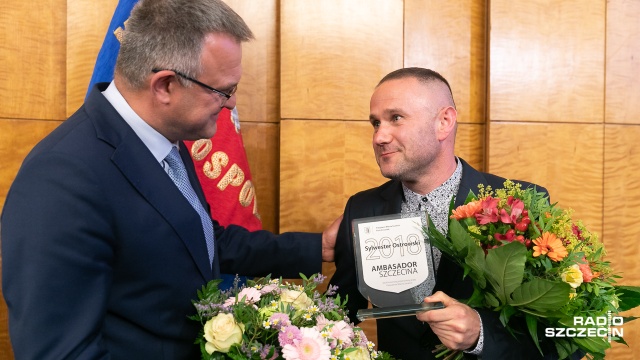 Takim tytułem co roku honorowane są osoby i instytucje, które promują Szczecin w Polsce i poza jej granicami. Właśnie rozpoczyna się przyjmowanie kandydatur do tytułu Ambasadora Szczecina roku 2019.