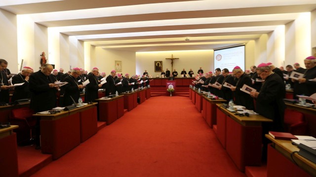 W Warszawie zakończyły się obrady biskupów. Jednym z tematów była ochrona małoletnich w Kościele. Biskupi przyjęli również stanowisko na temat tak zwanej karty LGBT.