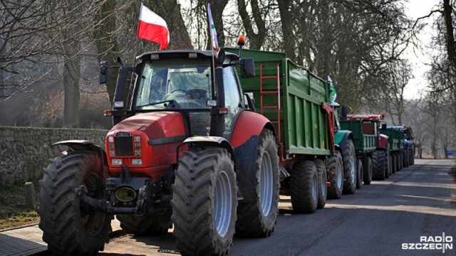 Wysypali jabłka, położyli na drodze świńskie łby i podpalili opony - tak wyglądał protest rolników AGROUnii w Warszawie. Goście programu Radio Szczecin na Wieczór nie zgadzali się z formą protestu.