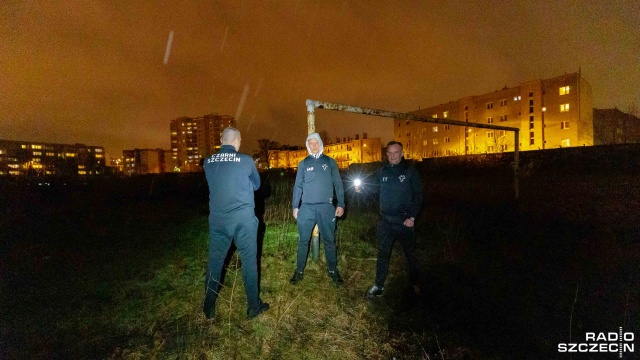 Latarkami próbowali przywrócić blask staremu stadionowi. W ten sposób mieszkańcy osiedla Arkońskie-Niemierzyn chcą przypomnieć, że obiekt w ich sąsiedztwie popada w ruinę.