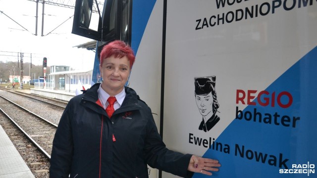 Niezwykły pociąg wyjechał punktualnie o godzinie 9.53 z kołobrzeskiego dworca. Niezwykły, bo poświęcony Ewelinie Nowak: sanitariuszce, bohaterce, uczestniczce walk o Kołobrzeg. Jej wizerunek pojawił się na składzie kursującym do Szczecina.