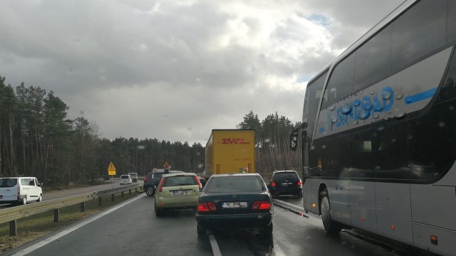 Na trasie S3 przed Węzłem Rzęśnica zderzyły się dwa samochody osobowe. Nikomu nic się nie stało, ale w stronę Szczecina utworzył się korek.