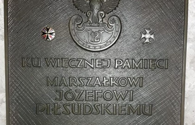 Koło Żołnierzy 12 Pułku Ułanów Podolskich w Szczecinie pomogło odrestaurować pamiątkową tablicę, która znajduje się w krypcie na Wawelu, gdzie pochowany jest marszałek Polski, Józef Piłsudski.