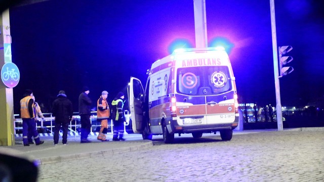Przeprawa promowa w centrum Świnoujścia zamknięta do odwołania. Około godziny 20, jeden z pracowników przeprawy, prawdopodobnie cumownik, z powodu oparów nieznanej drażniącej substancji, poczuł się źle. Trafił do szpitala.