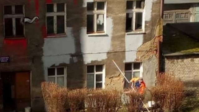 Nie mamy nic przeciwko ulicznej sztuce, nie zgadzamy się natomiast na samowolkę - w ten sposób Zarząd Budynków i Lokali Komunalnych w Szczecinie komentuje zamalowanie części elewacji jednej z kamienic na Niebuszewie.