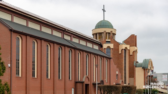 Osoby naprawiające dach kościoła pod wezwaniem Niepokalanego Serca Najświętszej Maryi Panny na osiedlu Słonecznym nie prowadziły działalności gospodarczej - wynika z nieoficjalnych informacji Radia Szczecin.
