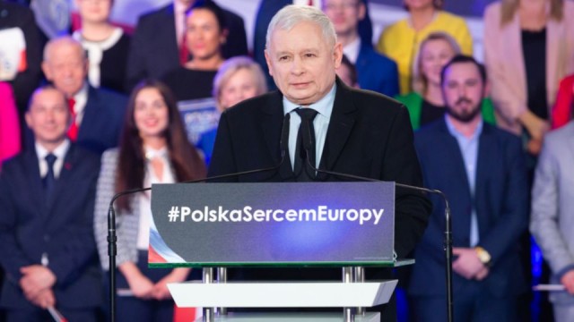 Jarosław Kaczyński powiedział, że obóz rządzący idzie dobrą drogą, a celem jest sprawiedliwa Polska. Podczas regionalnej konwencji Prawa i Sprawiedliwości we Wrocławiu podkreślił, że jego partia przestrzega Konstytucji, a nadchodzące wybory będą próbą i weryfikacją dla rządzących.