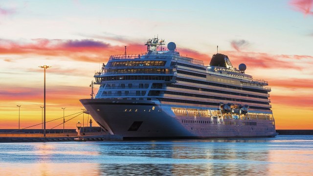 Statek wycieczkowy Viking Sky, który pełen pasażerów utknął w sobotę u wybrzeży Norwegii, jest holowany do portu w Molde.