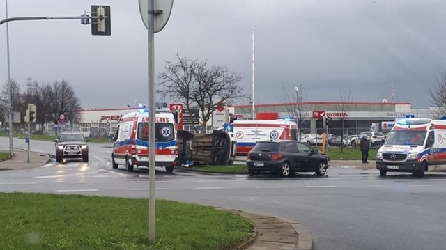 Zderzenie dwóch samochodów przy ul. Mieszka I w Szczecinie. Do wypadku doszło kilka minut przed 14 na wysokości Białowieskiej.