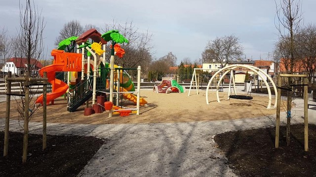 Są alejki, plac zabaw, a nawet wybieg dla psów. Posiano też już trawę i posadzono drzewa. Kończy się powoli budowa Parku Wolności w Podjuchach.