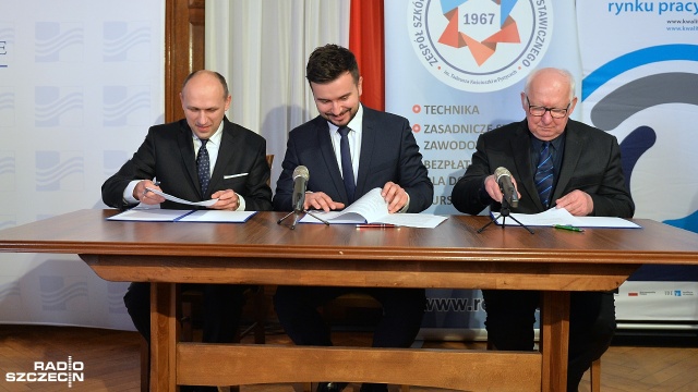 Elektromechaników samochodowych czy też specjalistów w branży silników morskich będą wspólnie kształcić Zespół Szkół Nr 2 w Pyrzycach oraz firma Scania Polska.