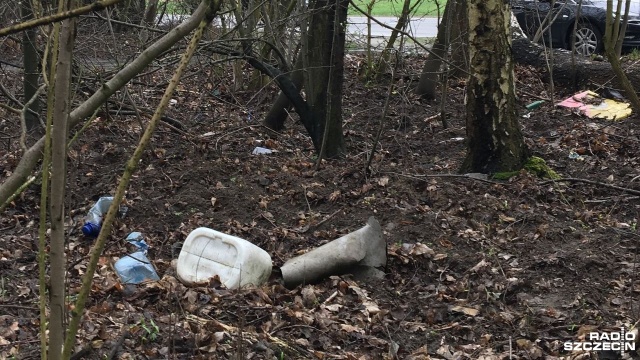 O tym, że w Puszczy Bukowej, lasach przy Szosie Stargardzkiej czy ulicy Floriana Krygiera zalegają tony śmieci od wielu tygodni informują słuchacze audycji interwencyjnej Czas Reakcji.