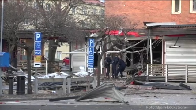 Na przedmieściach Sztokholmu doszło nad ranem do eksplozji. Wybuch, który miał miejsce przy jednej ze stacji miejskiej kolejki, zniszczył część budynku, w którym mieściła się kawiarnia i restauracja. To już druga w ciągu ostatniej doby, eksplozja w stolicy Szwecji.