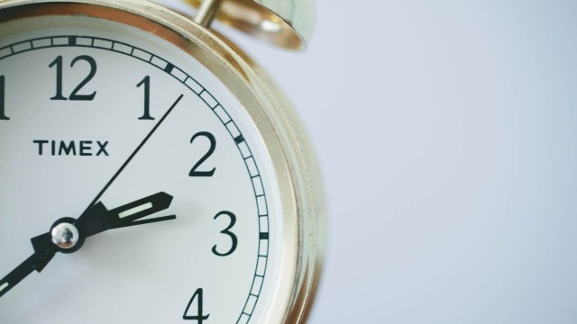 W nocy z soboty na niedzielę przechodzimy z czasu zimowego na letni. O godzinie 2 trzeba przestawić wskazówki zegarów na godzinę 3. To oznacza, że w niedzielę będziemy spać o godzinę krócej. Będzie to jedna z ostatnich zmian czasu.