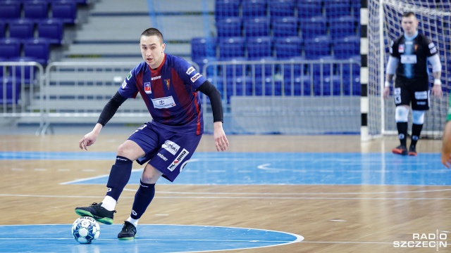 Halowi piłkarze Pogoni 04 chcą wieczorem poskromić czerwone smoki w ekstraklasie futsalu.