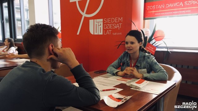 Od rana zachęcają do rejestracji dawców szpiku. Wolontariusze wyszli do studentów w szczecińskich uczelniach i informują o tym, jak można uratować komuś życie i przekazać komórki swojemu genetycznemu bliźniakowi.