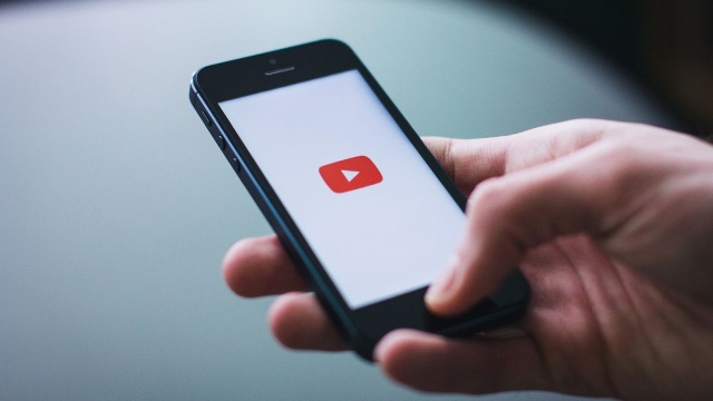 Promocja Kołobrzegu poprzez sztuczne penisy i fekalne dowcipy o Adamie Małyszu Magistrat wpadł na pomysł, aby miasto reklamowali znani youtuberzy.