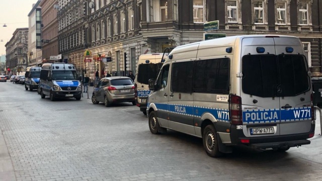 Trwa policyjna obława na nożownika, który w nocy zaatakował przypadkowego przechodnia w centrum Szczecina.