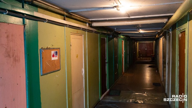 Wciąż bez decyzji w sprawie stowarzyszenia mieszkańców hotelu socjalnego w Załomiu. Miasto od czterech miesięcy zastanawia się nad zerwaniem zawartego z nimi porozumienia, a brak rozstrzygnięcia tłumaczy, negocjacjami z właścicielem terenu, na którym stoi barak.