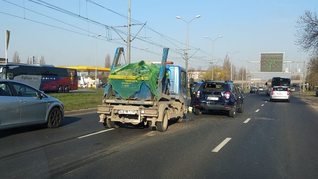 Stłuczka dwóch aut na ulicy Gdańskiej w stronę centrum Szczecina.