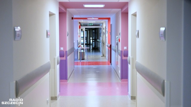 Dwuosobowe sale z łazienkami, gabinet terapii zajęciowej i nowoczesne sale rehabilitacyjne - tak wygląda odnowiony Oddział Geriatrii i Przewlekle Chorych w szpitalu wojewódzkim w Szczecinie. Został oficjalnie otwarty w czwartek.