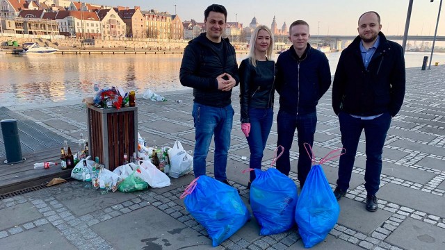 Zakasali rękawy i wzięli się za sprzątanie szczecińskich bulwarów w ramach akcji Trash Challenge. Miejscy radni klubu Prawa i Sprawiedliwości oraz członek Forum Młodych PiS zbierali w niedziele rano śmieci w rejonie budynku Lastadii.