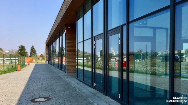 Piękna pogoda, wiele spacerujących na Łasztowni osób i zamknięte toalety - tak było w weekend na Wyspie Grodzkiej w Szczecinie. Po interwencji Radia Szczecin Żegluga Szczecińska wychodzi naprzeciw mieszkańcom i otworzy łazienki przed rozpoczęciem sezonu.