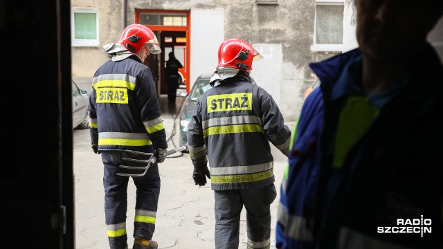 Dwie osoby odniosły obrażenia w wyniku pożaru do jakiego doszło na 4. piętrze kamienicy przy ulicy Emilii Plater w Szczecinie. W akcji brało udział pięć zastępów strażaków. Ogień ugaszono przed godz. 10.