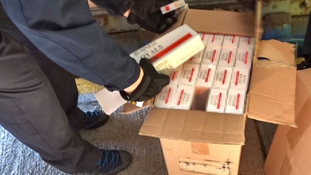 Miał być transport butów z Indii, a przypłynęło 30 milionów nielegalnych papierosów. Funkcjonariusze CBŚP i gdańscy celnicy przejęli transport warty blisko 21 mln zł.