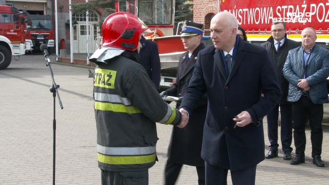 Kluczyki do nowych wozów i łodzi otrzymali strażacy ze Szczecina i regionu. Samochody trafią do PSP w Szczecinie, Szczecinku i Pyrzycach oraz do OSP w Kierzkowie i Stanominie.