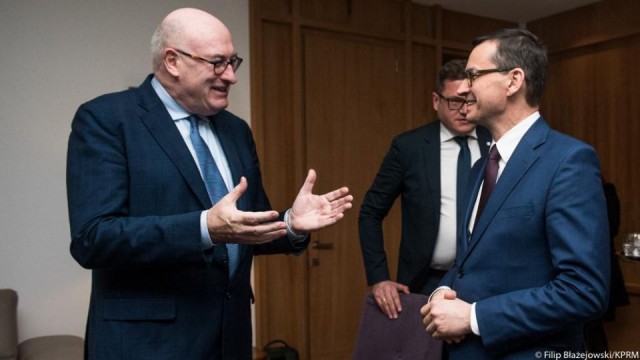 W niedzielę krótko po godzinie 20 rozpoczęła się w Brukseli kolacja premiera Mateusza Morawieckiego z komisarzem do spraw rolnictwa Philem Hoganem. Główny temat rozmów to dopłaty dla rolników oraz wsparcie z unijnego programu rozwoju obszarów wiejskich. Chodzi między innymi o fundusze dla hodowców trzody chlewnej i bydła.