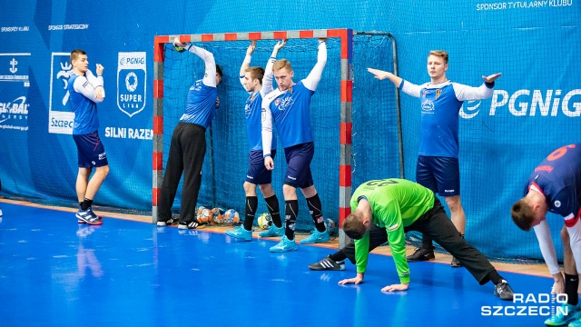 Piłkarze ręczni Sandry SPA Pogoni rozpoczynają w środę zmagania o utrzymanie w rozgrywkach o mistrzostwo Polski. Do walki o pozostanie w elicie Superligi z czystym kontem punktowym przystąpi sześć drużyn, które w sezonie zasadniczym zajęły w tabeli miejsca od 9 do 14.