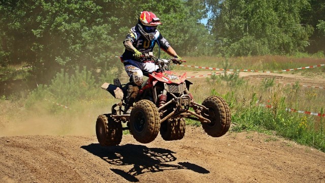 Utworzenie toru motocrossowego po drugiej strony autostrady w Kluczu, rozwiąże problem rozjeżdżania Puszczy Bukowej przez quady i motocykle. Tak starał się przekonać mieszkańców Klucza i Żydowiec Andrzej Gaszewski, prezes Klubu Motorowego Szczecin.