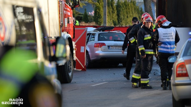 Samochód osobowy zderzył się z autobusem komunikacji miejskiej na ulicy Metalowej w Szczecinie. Do zdarzenia doszło na wysokości dworca Podjuchy. 12 osób, w tym sześcioro dzieci trafiło do szpitala. 74-letni kierowca osobówki mimo reanimacji zmarł.