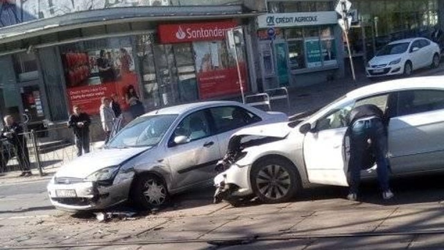 Na torowisku, na skrzyżowaniu al. Wyzwolenia i Kilińskiego w Szczecinie zderzyły się dwa samochody.