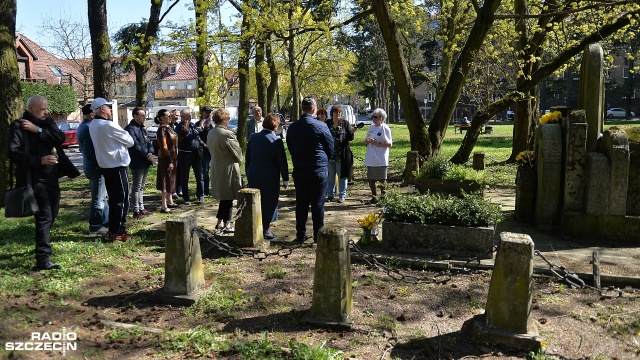 W 76. rocznicę powstania w getcie warszawskim, pod pomnikiem na dawnym cmentarzu żydowskim przy ul. Gorkiego w Szczecinie złożono kwiaty i zapalono znicze.