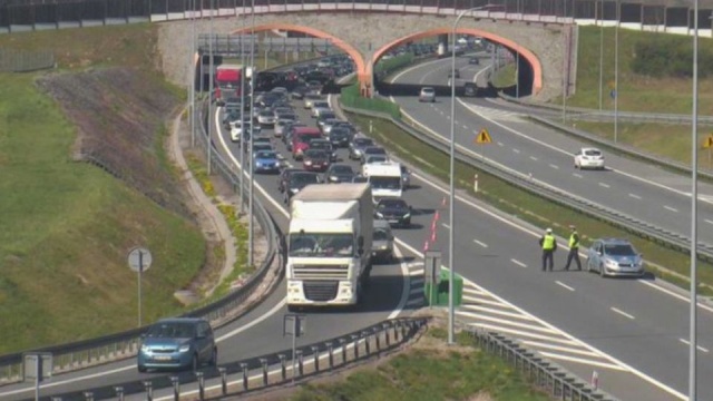 Czworo dzieci zostało rannych w zderzeniu sześciu samochodów osobowych na autostradzie A4 na odcinku Brzesko-Tarnów. Barbara Szczerba z małopolskiej policji powiedziała, że do wypadku doszło około godz. 10.