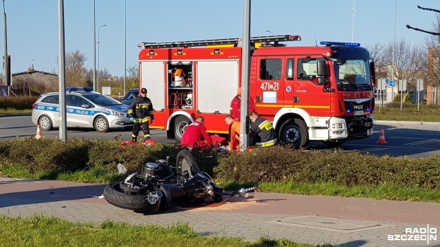 Tragedia w Wielką Sobotę w Kołobrzegu. 40-letni motocyklista zmarł na skutek wypadku na rondzie Jantarowym.