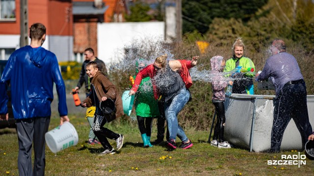 Po jednej stronie strażacy - po drugiej mieszkańcy, a orężem była woda. Tak świętowano wspólnie śmigusa-dyngusa, czyli Lany Poniedziałek, w Trzebieży.