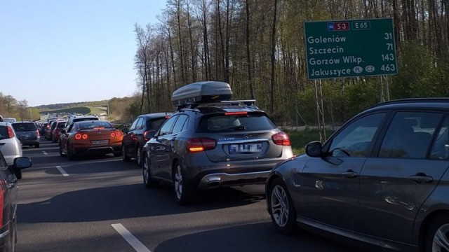 Spory ruch na drogach prowadzących nad i z morza. Na utrudnienia można trafić także na ulicach Szczecina.