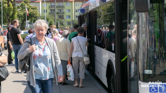 Uwaga pasażerowie komunikacji miejskiej - w związku z rozpoczęciem remontu ulicy Szkolnej na Bezrzeczu autobusy linii 122 od wtorku kursują tylko na jednokierunkowej trasie: od Kościna przez Dołuje, częścią krajowej 10 i ulicę Folwarczną - według specjalnego rozkładu jazdy ale z dotychczasową częstotliwością.