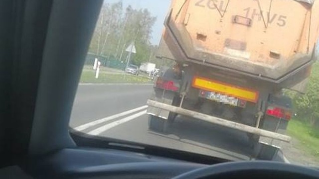 Uwaga kierowcy podróżujący krajową 10 między Dołujami a Lubieszynem. Drogowcy remontują tam nawierzchnię. W obu kierunkach tworzą się korki.