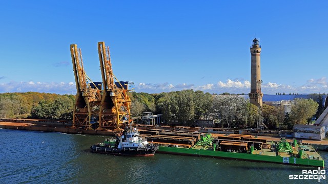 Od dwóch dni statek stoi na redzie w Świnoujściu i nie może dalej płynąć. Masowiec Atlantic Emblem przypłynął z Dakaru z fosforytami dla Polic.
