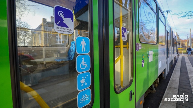 Kobieta straciła przytomność wysiadając z tramwaju. Do zdarzenia doszło u zbiegu al. Bohaterów Warszawy i ul. Wawrzyniaka w Szczecinie.
