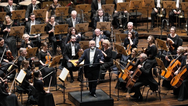 Pięćdziesiąt lat za pulpitem dyrygenckim, około dwa tysiące koncertów na najznamienitszych salach koncertowych świata, niezliczona liczba nagrań i studentów, dziś czołowych dyrygentów - to tylko część dorobku artystycznego Jerzego Salwarowskiego.