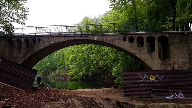 Ciekawe znalezisko przy jeziorze Szmaragdowym. Podczas czyszczenia mostku odkryto napis: 1890. To najprawdopodobniej data budowy obiektu.